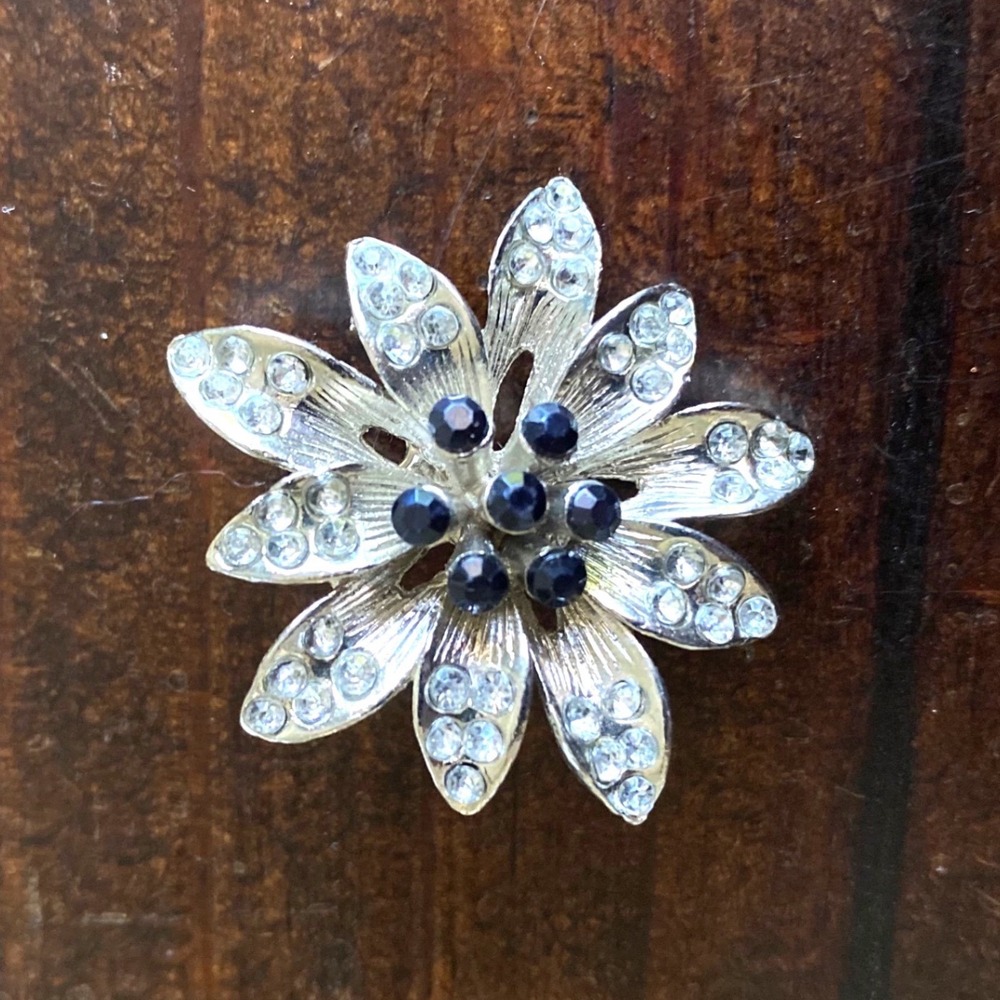 Silver Tone Flower Brooch Rhinestone Daisy Pin Navy Blue Center Crystal Accent‎